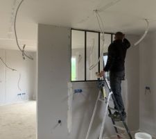 Vue de la cuisine, entrée séparée par une verrière