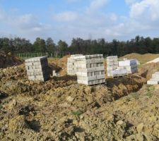 Arrivage parpaings pour le vide sanitaire