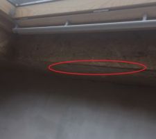 En haut du velux par ou l'eau s'infiltre
soit le raccord de velux est toujours fuillard malgré l'intervention de Mégacombles, soit cela provient de la mauvaise qualité ,ou (et) de la mise en oeuvre de Mégacombles chez moi.