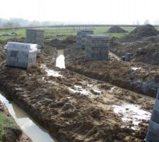 Arrivage parpaings pour le vide sanitaire