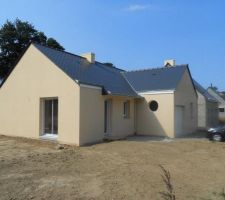 Tout est prêt pour construire la terrasse sur le côté et le devant de la maison