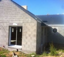 Autre vue du c&ocirc;t&eacute; de la maison apr&egrave;s mise hors d'eau et d'air