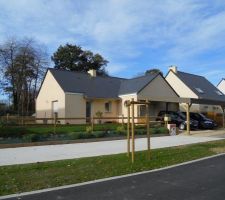 Notre maison et jardin presque totalement aménagé après l'ajout de ce carport pour abriter nos voitures