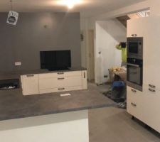 Cuisine en cours manque la hotte et les plinthes
