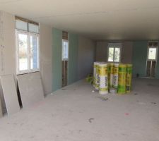 Placo en cours de pose! 
Le chantier est propre et avance bien! 
La semaine prochaine nous devons revoir le maitre d'?uvre pour commencer la MAP &eacute;lectrique