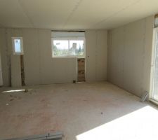 Le plafond est fini, les bordures presque finies et &agrave; mon avis ils vont vite attaquer les cloisons