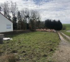 Vue depuis la route et le chemin agricole