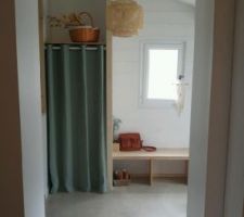 Entrée vue depuis le salon (il manque les futur tiroirs sous le banc)