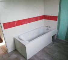 La baignoire de la salle de bain du haut est posé avec la faillance...