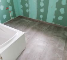 Le carrelage de la salle de bain à l'étage