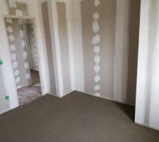 Un des chambre à l'étage la chape attends sagement le parquet