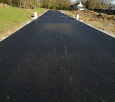 L'enrob&eacute; est fait,la fin du chantier se pr&eacute;cise il reste &agrave; attendre la validation de la conformit&eacute; du lotissement.