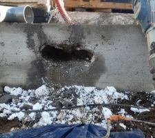 Perçage du vide technique pour pouvoir passer le tuyau de 100 de la gouttière.