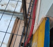 Voici l'espace laissé pour le joint de dilatation qui ne va pas jusqu'aux fondations car elles ne sont pas déportées.