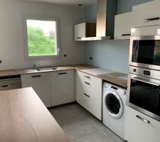 Cuisine posée manque le frigo qui attendra le déménagement