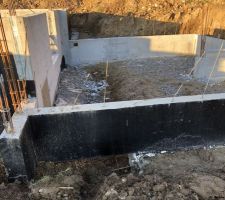 Semaine 9
d&eacute;coffrage complet du vide sanitaire sous garage
D&eacute;but de la mise en place d'1 couche bitumeux