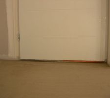 Sous la porte d'entr&eacute;e