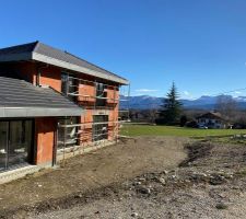 Jardin côté sud 
Tout à aménager : niveaux des terres soutènement et terrasses