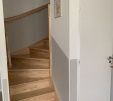 Escalier en bois, vernis brut