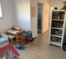 Chambre du rdc, pour l?instant salle de jeux mais qui deviendra notre suite parentale