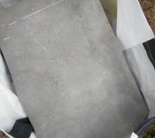 Carreau sorti du vide sanitaire qui ressemble à celui de la voisine.