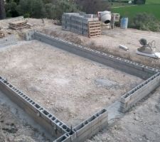Murs de fondations montés en agglos à bancher; Armatures posées avec départs pour renforts verticaux (angles, baies)
C'est du solide! si elle bouge, elle bougera entière ;)
Chantier arrêté ce 17 au soir pour cause de Covid 19 ...
