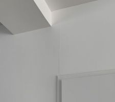 Fissure porte accès espace sous escalier