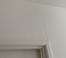 Fissure porte accès chambre étage