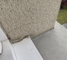 Fissure fenêtre étage (elle descend sur le mur)