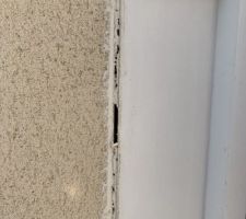 Espace entre mur et porte d'entrée (j'ai rajouté le joint l'année precedente)