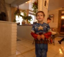 Avant on voit le poteau derrière capitaine america la petite marche et la séparation entrée séjour