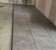 Carrelage posé de salle à manger jusqu'à la cuisine.
Le carrelage fait 60x60 non rectifié