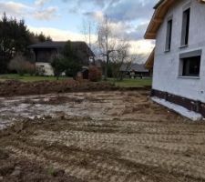 Terre de remblais pour drainage côté Nord et Ouest... Future terrasse