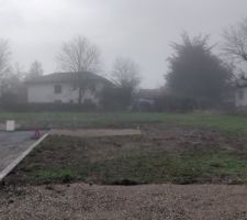 Terrain
Les emplacements des places de stationnement sur la voirie sont pos&eacute;s