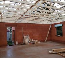 Charpente posée et terminée, très beau travail, soigneux.