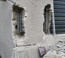 Angle de la maison et porte de garage.
Absence de liaisons