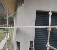 Angle de la maison et porte de garage.
Absence de liaisons