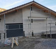 Angle de la maison et porte de garage.
Absence de liaisons