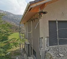 Angle de la maison et porte du garage