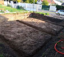 Mon terrain se trouve dans une zone PPRN : (Plan de Prévention des Risques Naturelles)
Nature du terrain : Marne ± argileuse et calcaires de teinte marron beige
Sol d'assise : Limon argileux.

Préconisation : Nettoyer soigneusement les fonds de fouilles (curage au godet lisse), et de bétonner immédiatement après nettoyage.


Le constructeur à fait le terrassement et ensuite pendant 2 à 3 semaines le terrain et resté à l'air libre livré à la pluie.

Et oui ça commence mâle !!!