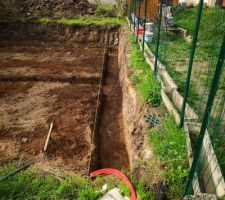 Sur ces photos ont peut voir que le terrain est boueux et comme l'expert leur à demandé de gratté les fonds de fouilles ba le maçon la fait juste pour dire qu'il la fait. 
Très peux de terre à été retiré on le voit bien sur les côtés.
