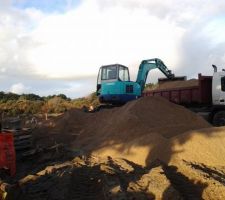Début du terrassement, il faut déjà retirer 600 m3 de sable avant de commencer!!