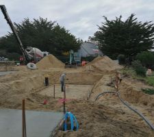 La piscine sera maçonnée en même temps que l'intervention des maçons.Du fait de la configuration du terrain et de l'architecture de la maison.