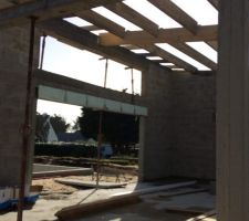 Les charpentiers entrent en sc&egrave;ne.