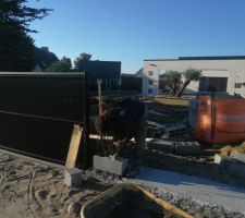 Clôture devant la maison avec création du mur pour accueillir le portail coulissant.