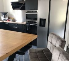 Petit achat sur un site que beaucoup connaisse M..... P.... une personne vendait ces tabourets de bar en aspect velours j'ai craqué pour quasi rien en coût en plus un réel coup de coeur