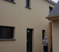 Fa&ccedil;ade nord blanc de noirmoutier en cours de s&eacute;chage