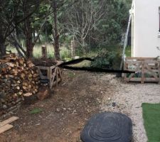 Extension de 16 M2 du garage . demande transmis &agrave; la mairie.
en attendant pr&eacute;paration (arbres &agrave; couper +ratissage de la zone)