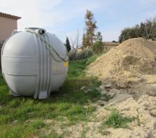 Voici l'une des deux cuves de rétention d'eau de pluie autour du vide-sanitaire: elle est énorme et son volume est de 10 000 litres !!!
Impressionnant, non ?!