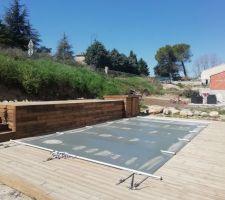 Terrasse, plage de piscine et plateforme surélevée en pin